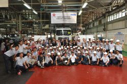 Group photo of TCIE and UD Trucks