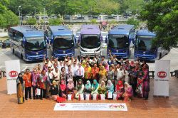 Group photo of TCIE and Ministry of Health with UD Buses